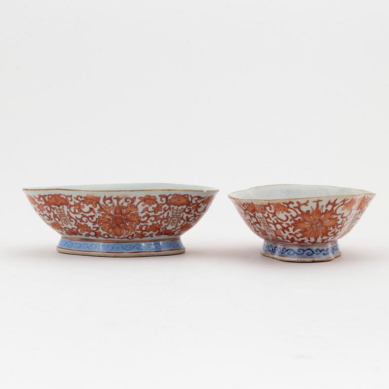 Five chinese porcelain bowls, early 20th Century.