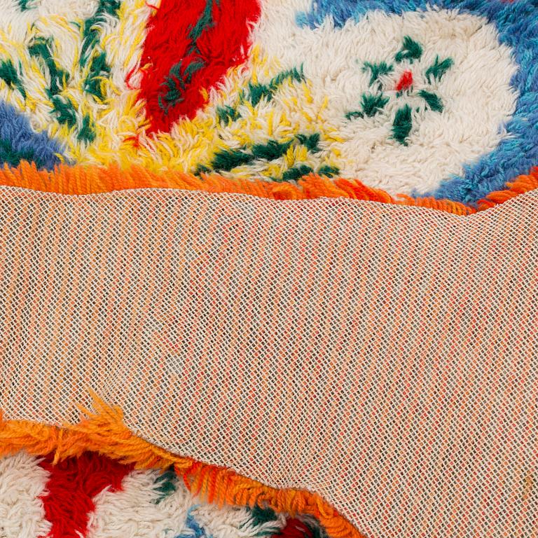MATTA. "Dalahästmattan", tuftad, Anne Carquist & Anna Fjällbäck. Regnbågens textilverkstad. Ca 190 x 170 cm.