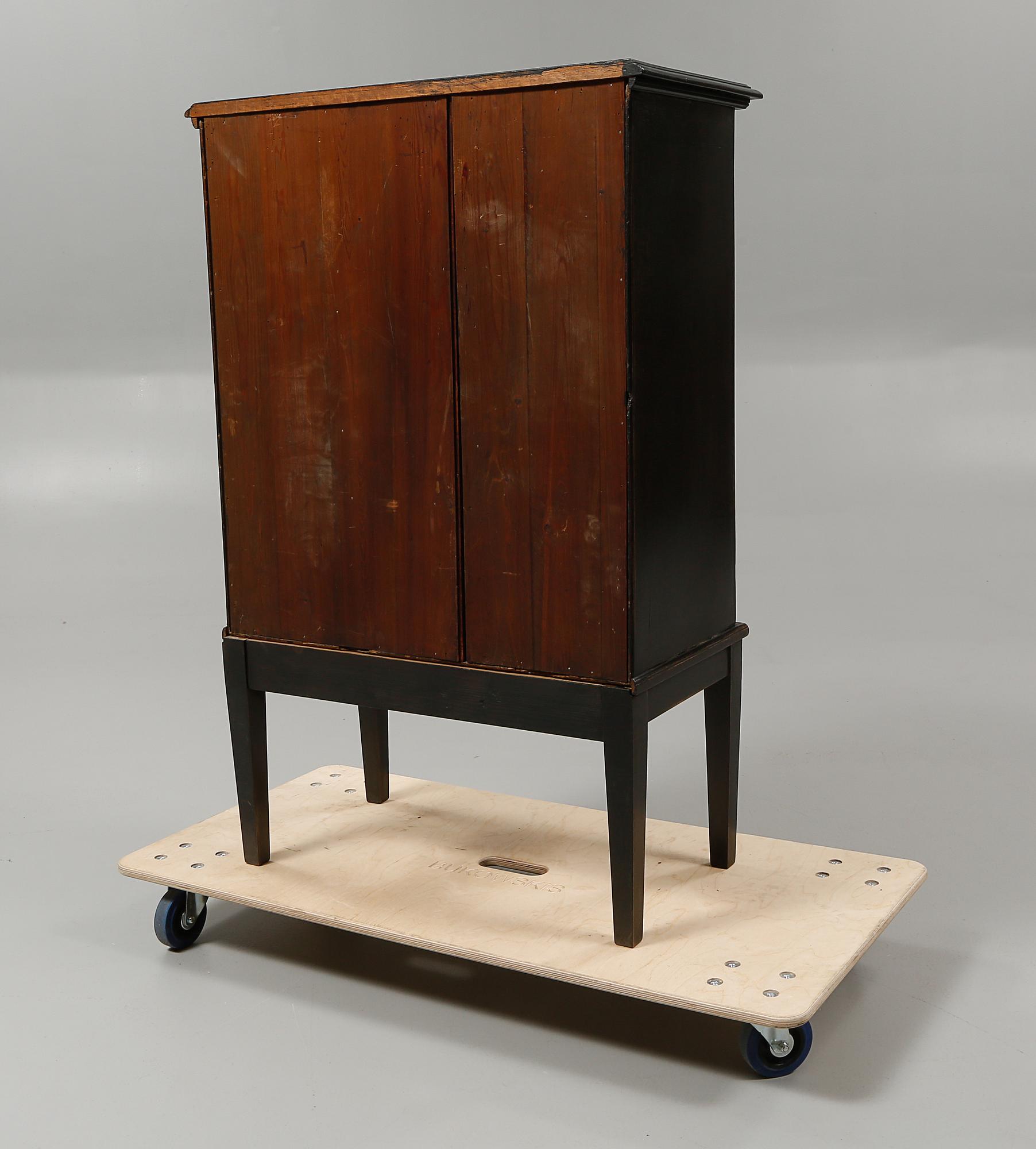 KABINETTSKÅP, delvis 1800/1900-tal.