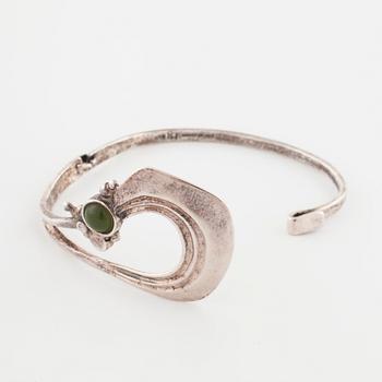 VALDRES SÖLVSMIDE, a sunstone and nephrite pendant, ring and bangle.