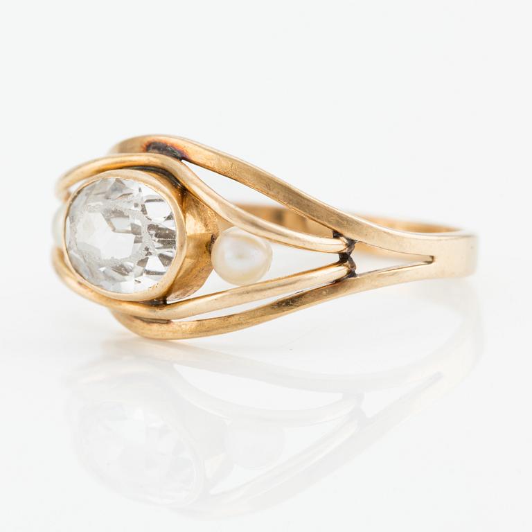 Ring in 18K gold with pearls and synthetic white stone.