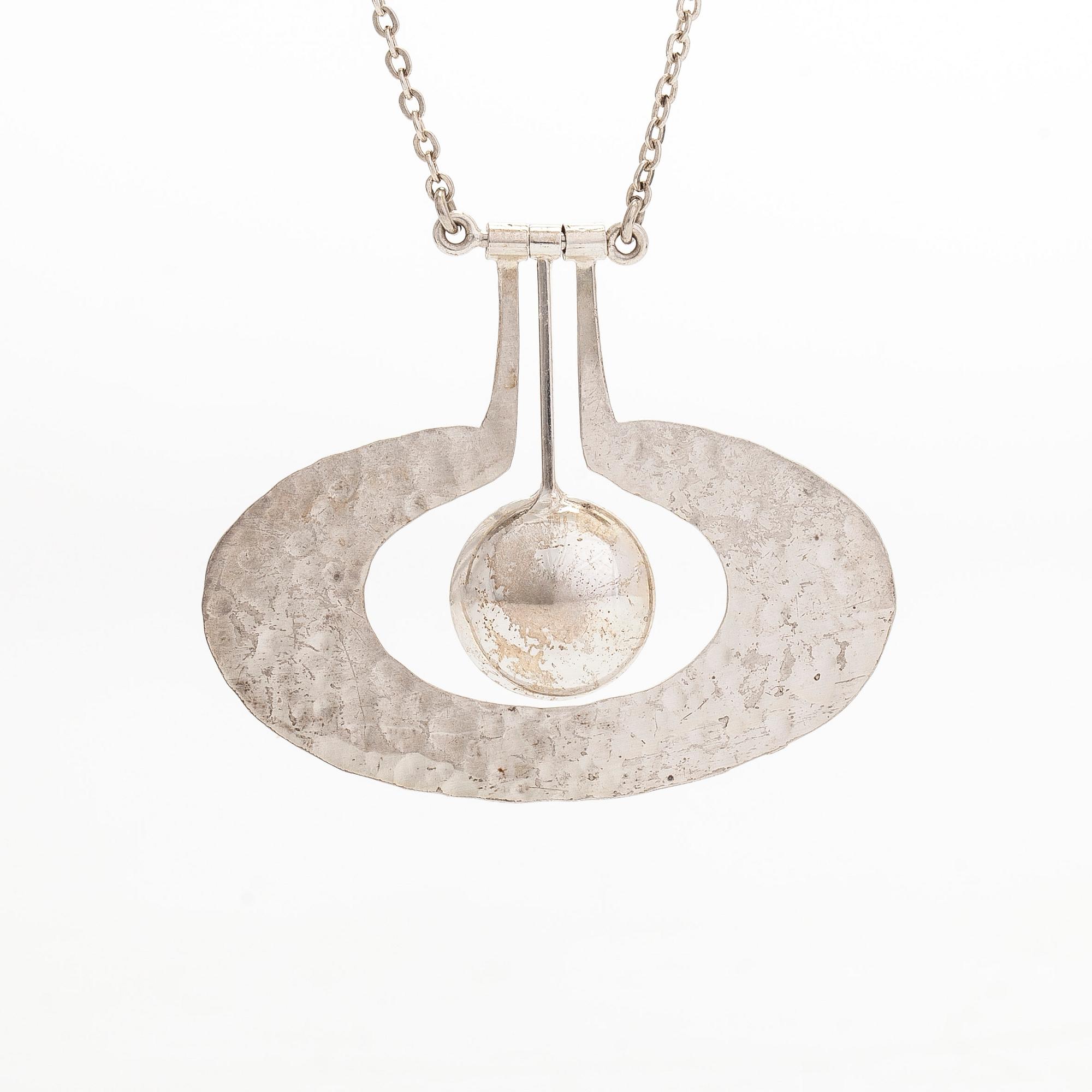 Tapio Wirkkala, kaulakoru "Päärynä", sterlinghopeaa. Kultakeskus, Hämeenlinna 1975.