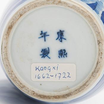 Two blue and white dishes and a vase, China, 18th/20th century.