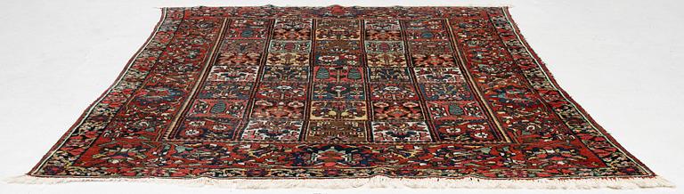 A Chahâr Mahal Bakhtiar carpet, semi-antique, c. 290 x 210 cm.