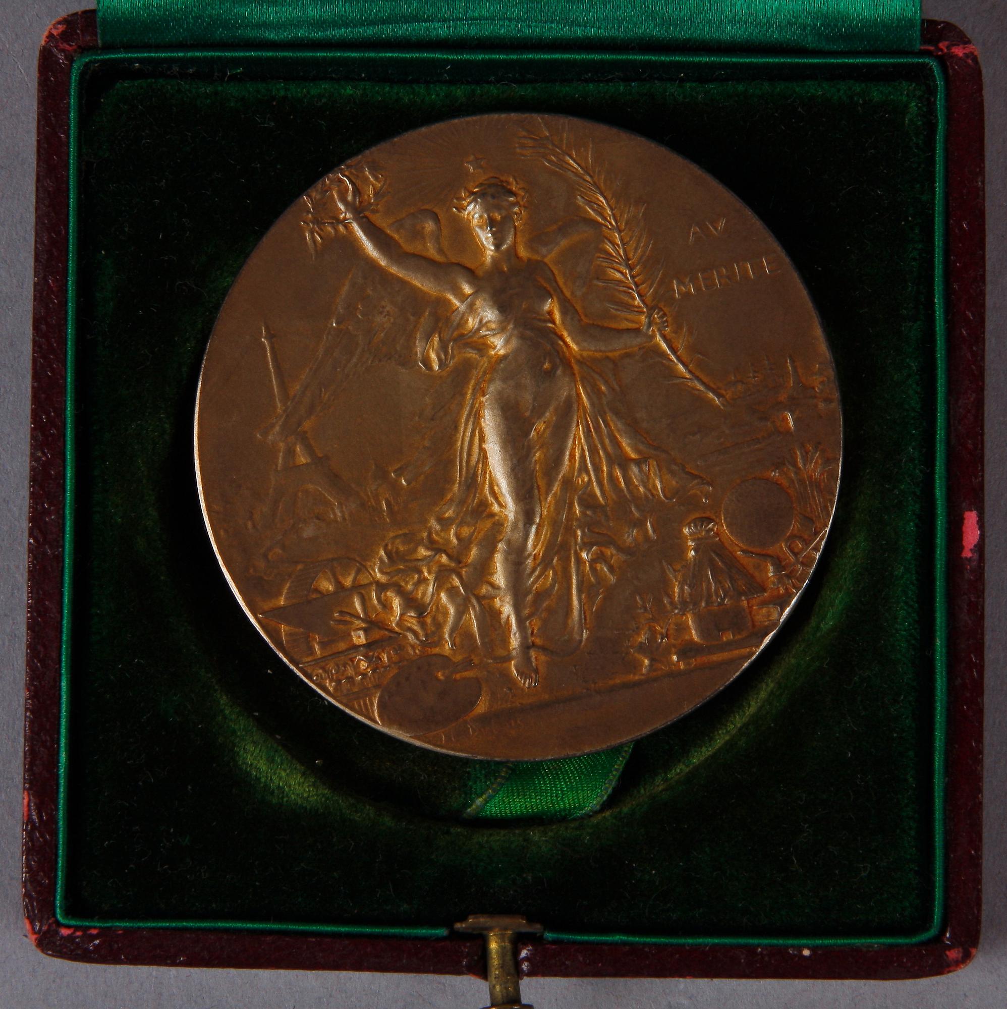 MEDALJ SAMT RIDDARTECKEN, "Syndicat des Restaurateurs Limonadiers Paris" resp "Orden av Merite Agricole". 1920-30-tal.