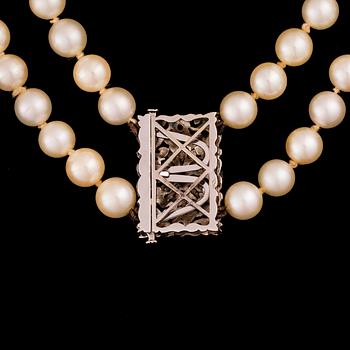 PÄRLCOLLIER, lås i 18K vitguld med diamanter och safirer.