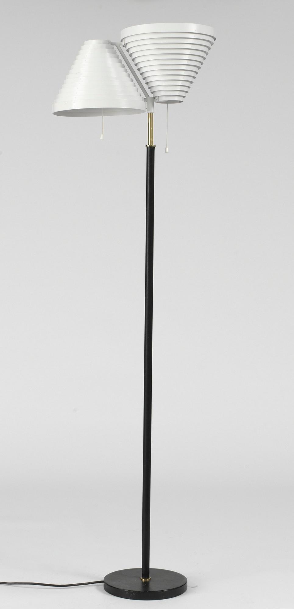 GOLVLAMPA, Alvar Aalto, Artek OY, Finland
modell A809.