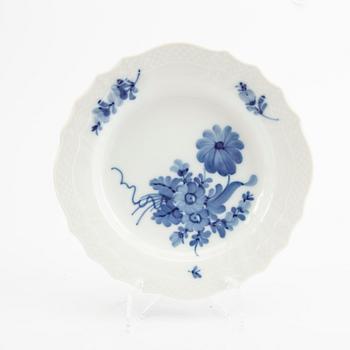 A Royal Copenhagen Blå Blomst 26 pcs porcelain service.