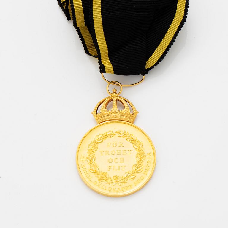 Medalj, Kunglig, "För trohet och flit", 23K och 18K guld, af Kongl. Sällskapet Pro Patria, 1974.