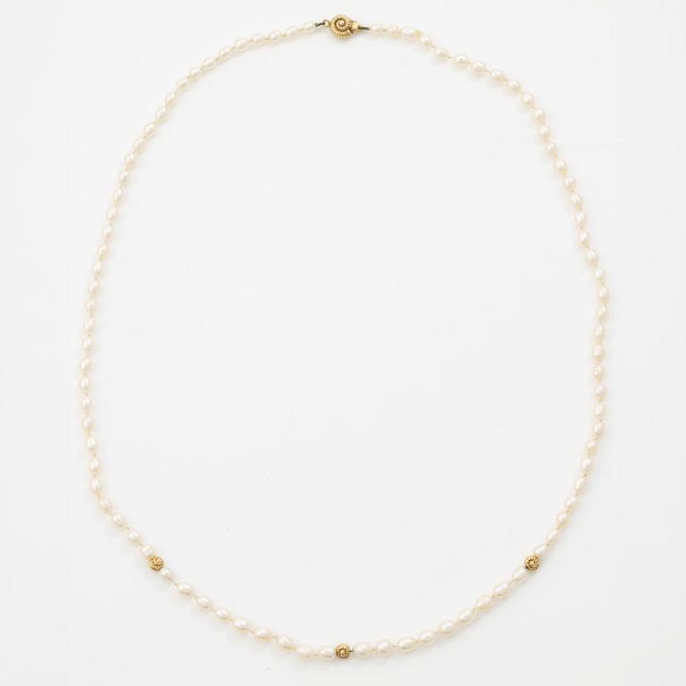 Cultured pearl necklace, with a shell-shaped clasp in 18K gold.