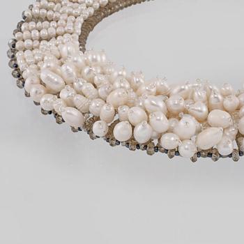 COLLIER, odlade barocka sötvattenspärlor samt fasettslipade olikfärgade glaskulor, lås i vitmetall.