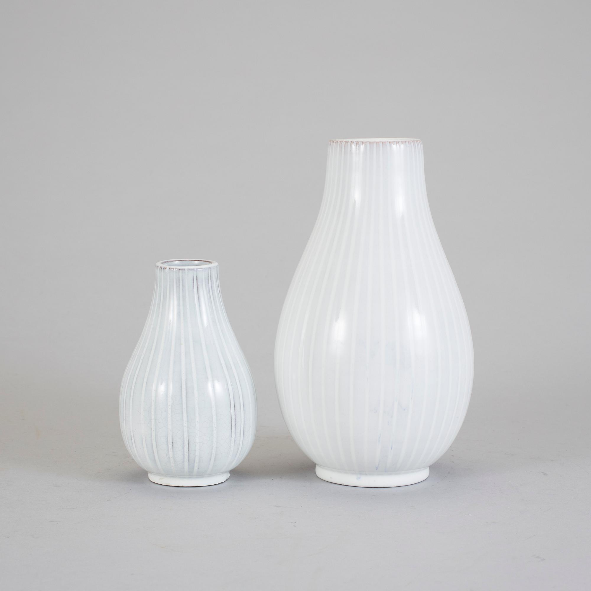 VASER, 2 st, lergods. Vicke Lindstrand Upsala-Ekeby, 1940-talets slut.