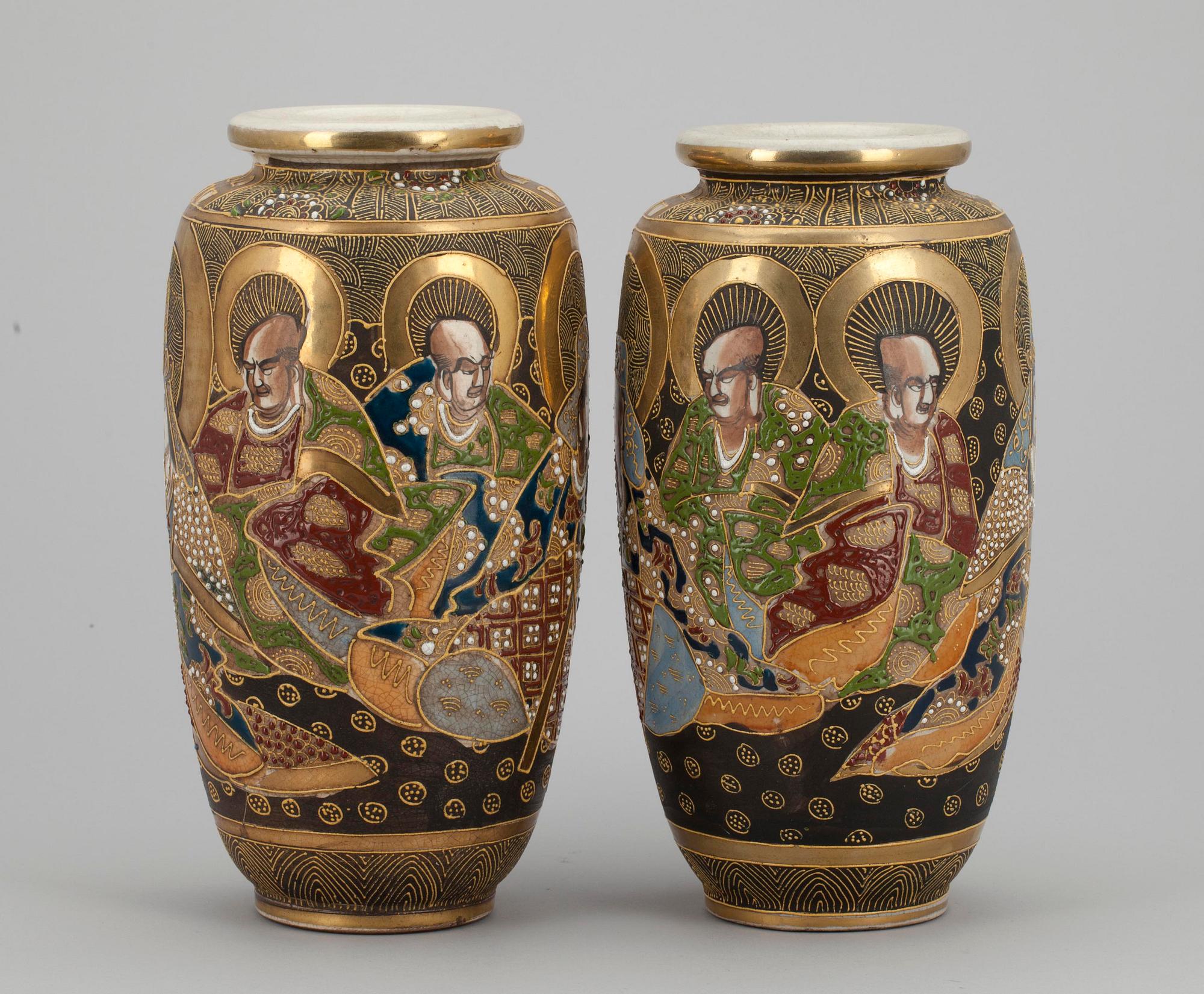 VASER, ett par, porslin, Satsuma, Japan.