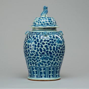 A blue and white jar with cover, Qing dynasty, late 19th century.