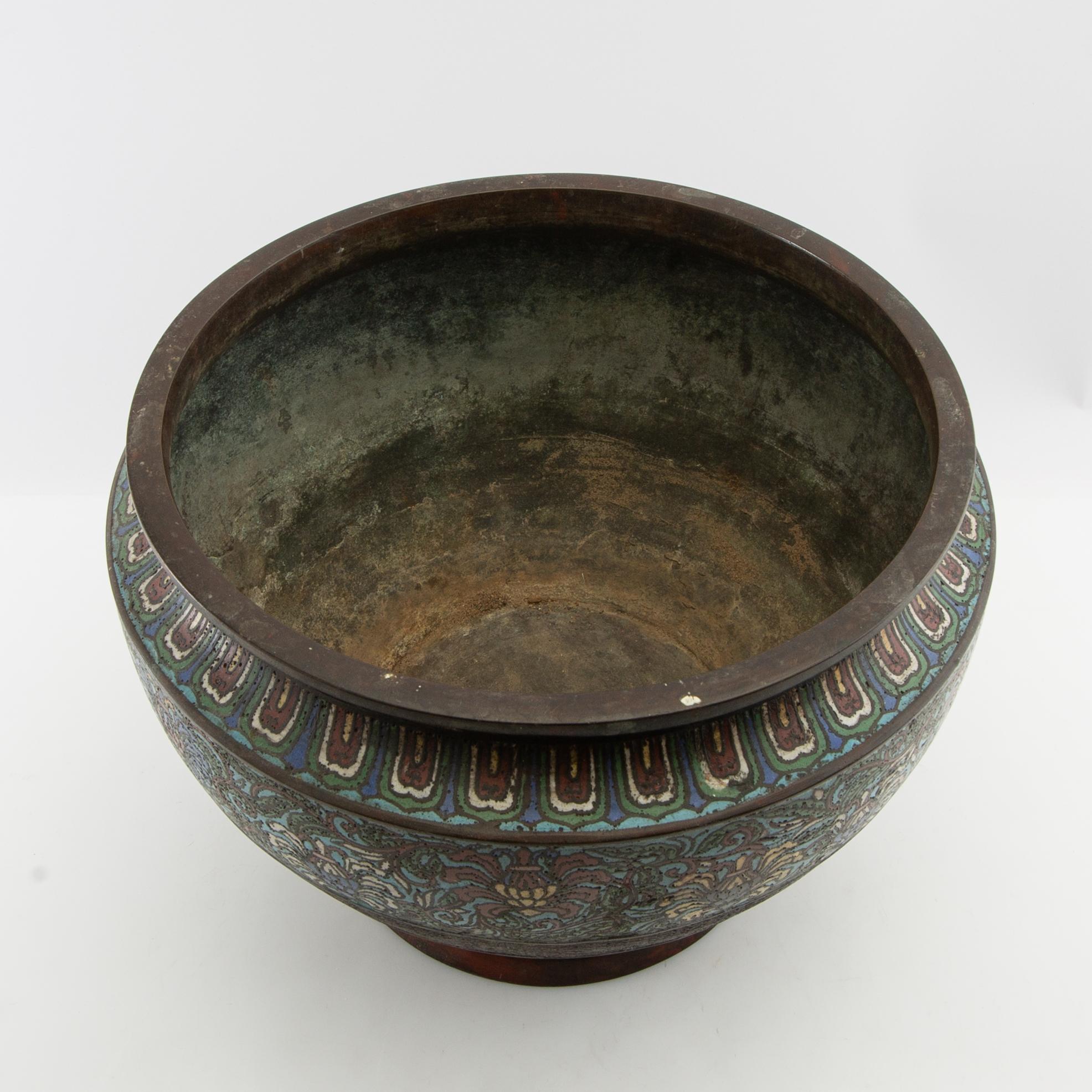 Vase/Outer casing China 20th century cloisonné.