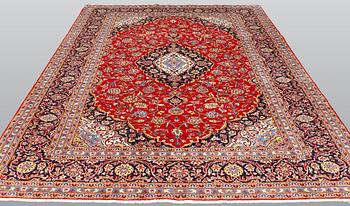 A carpet, Kashan, ca 305 x 205 cm.