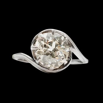 398. A RING, platinum, old cut diamond c. 2.5 ct. tinted/I. Size  17. Weight 5,8 g.
