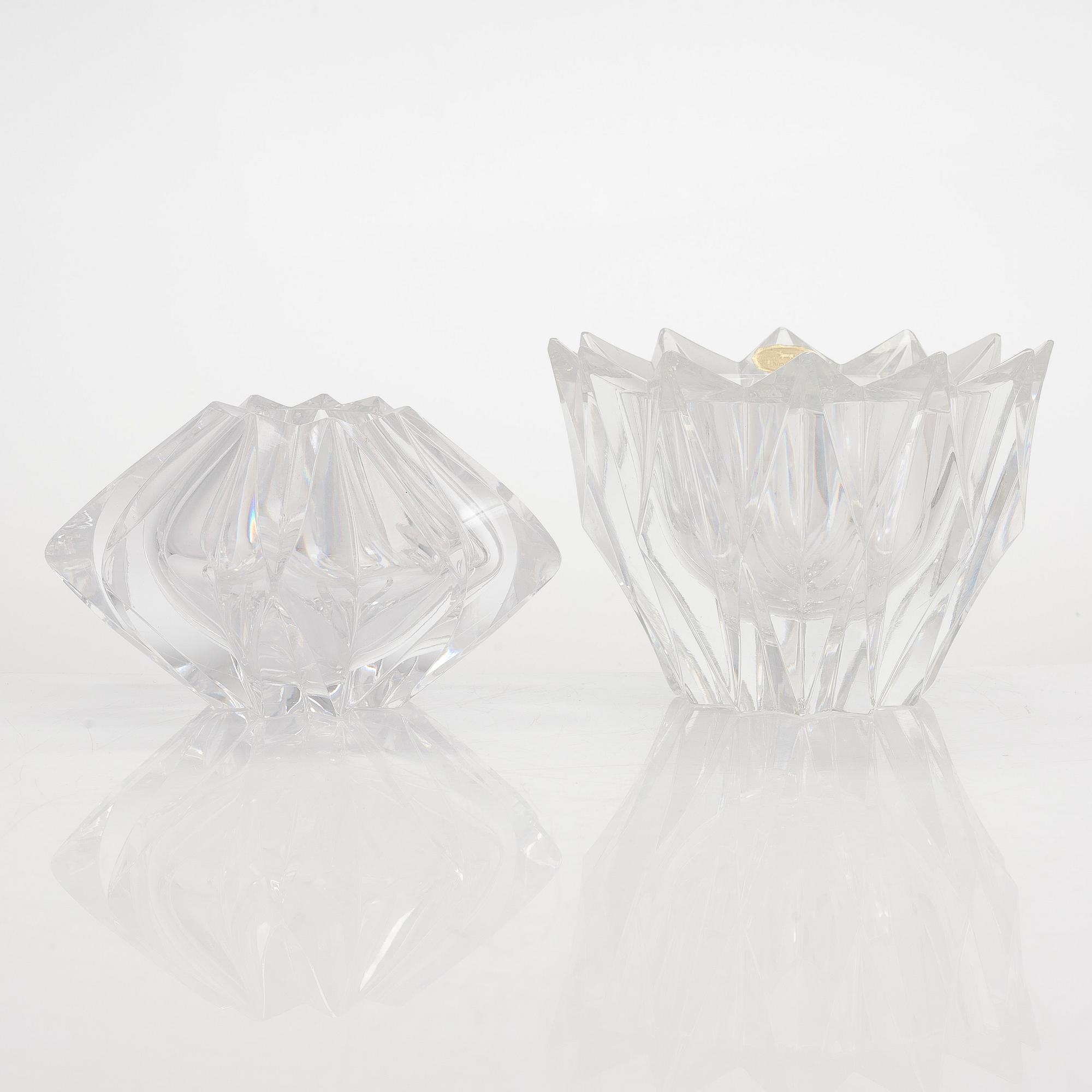 Aimo Okkolin, skålar, 2 st, "Näckros" och "Stjärnä", båda signerade Aimo Okkolin, Riihimäen Lasi Oy.