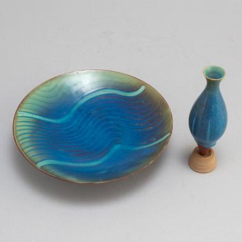 WILHELM KÅGE, a Farsta stoneware dish and a "Spirea" vase, Gustavsberg studio, Sweden 1950's.