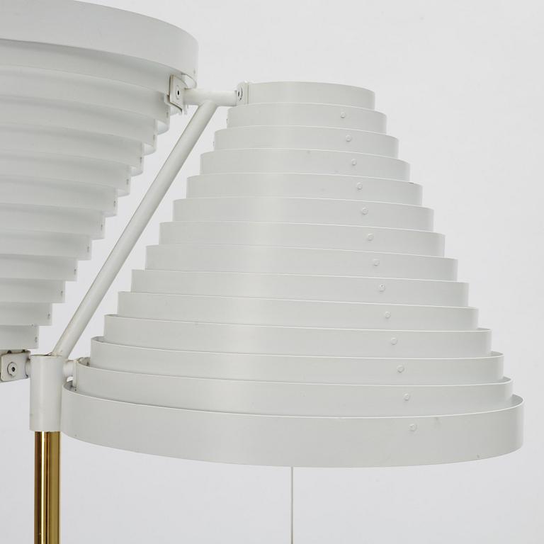 Alvar Aalto, a model A810 floor lamp,  Valaisinpaja Oy, Finland, 1900-talets slut.