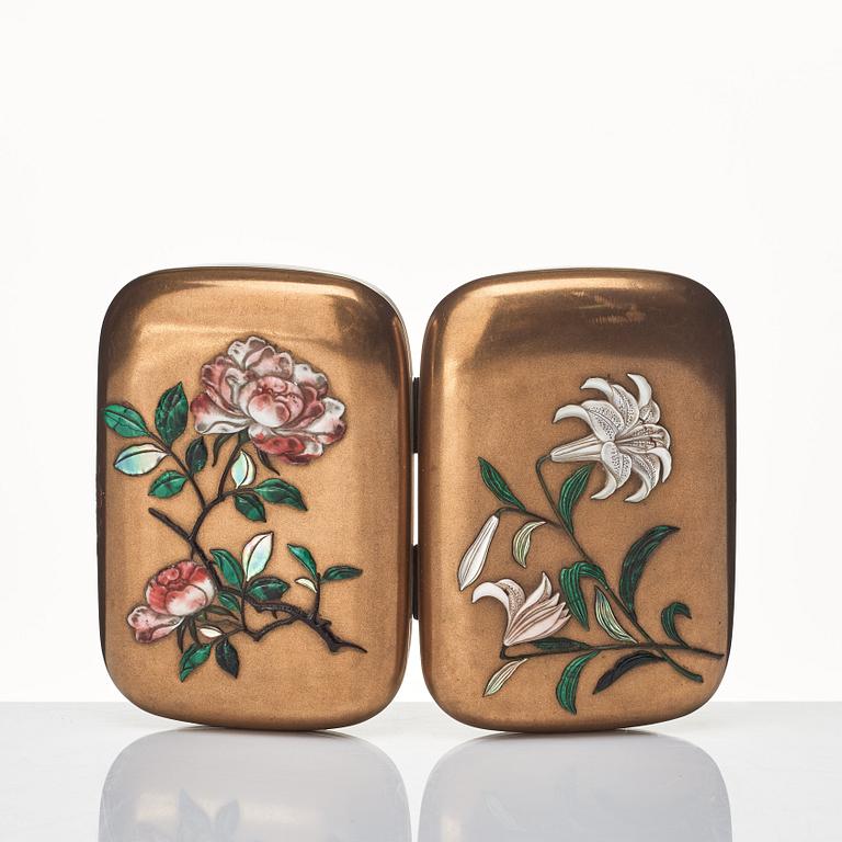 An elegant lacquer cigarett case with inlays of malachite, mother of pearl, and stone, circa 1900.