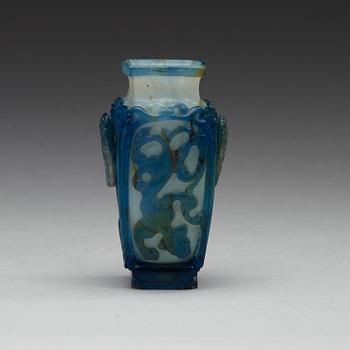 VAS, pekingglas. Qingdynastin (1644-1912).