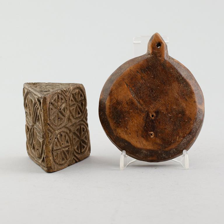 SMÖRSTÄMPLAR, 2 st, allmoge, 1700-/1800-tal.