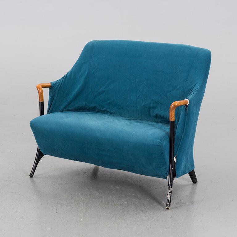 A "PROGETTI" SOFA BY UMBERTO ASNAGO FOR GIORGETTI.