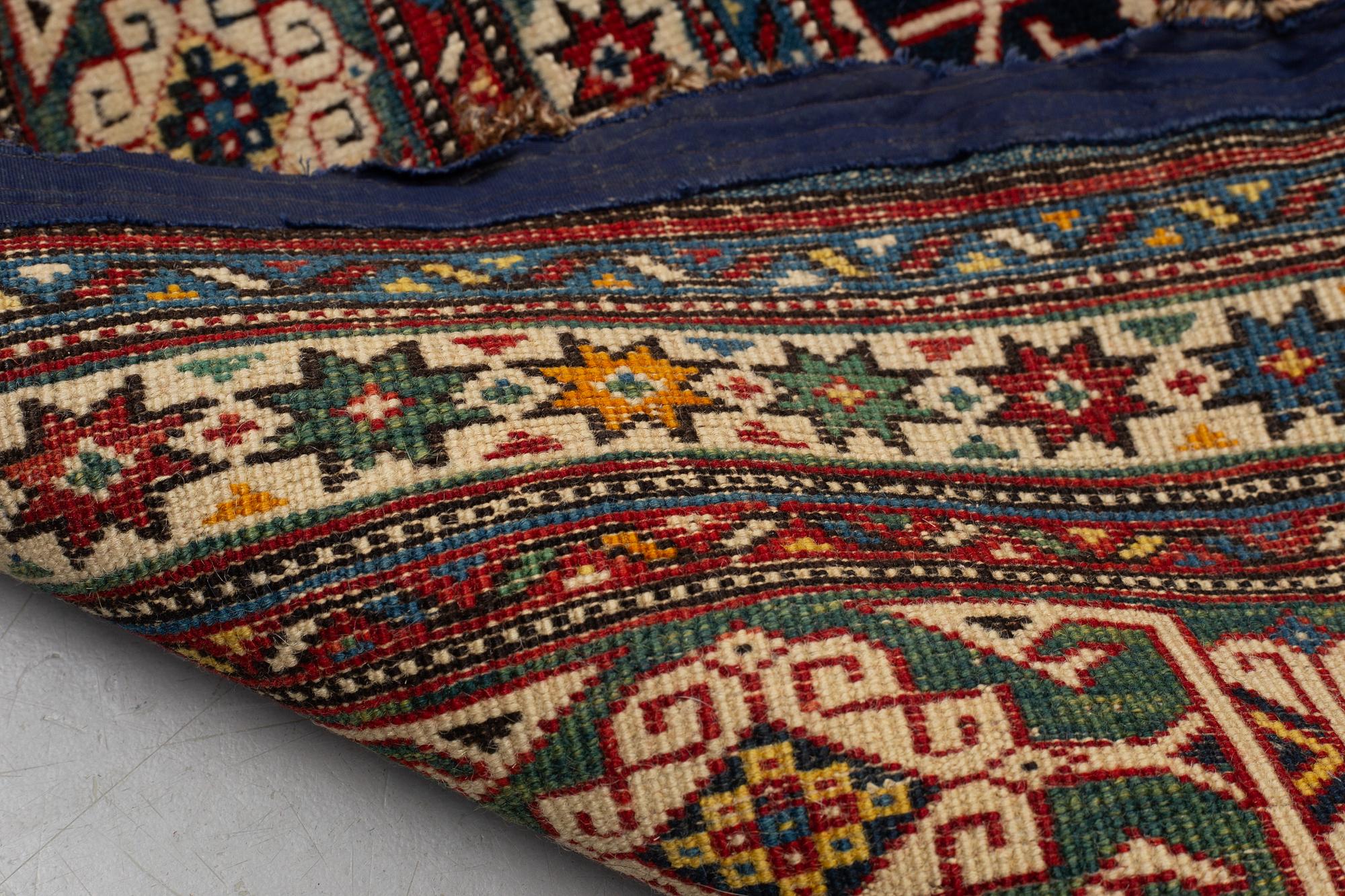 Matta, antik/semiantik Shirvan sannolikt, ca 178-180 x 125-129,5 cm (kortsidorna inklusive 2-2,5 cm "slätväv"),