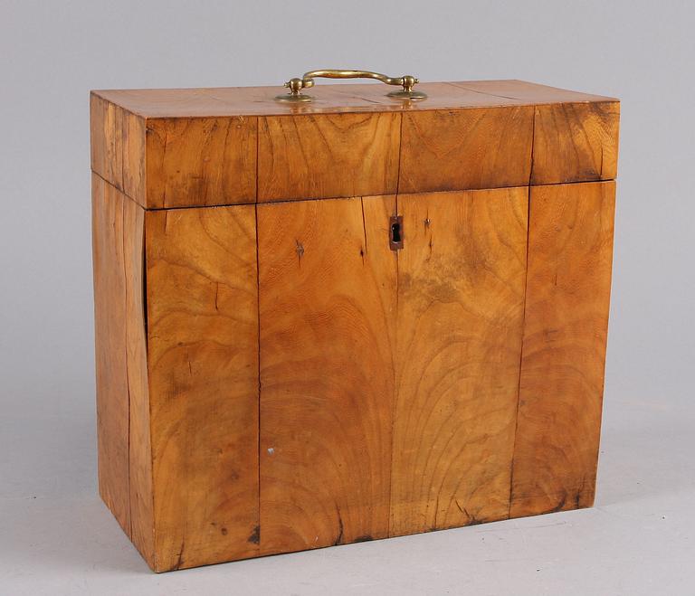 SCHATULL, för brännvinsflaskor, 1800-tal.