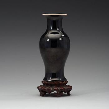 A black glazed vase, Qing dynasty, 19th century.