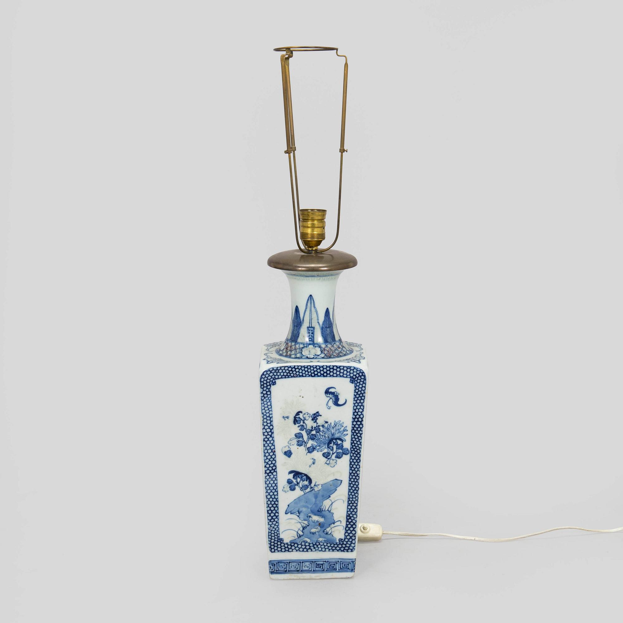 Pöytävalaisin, posliinia, Kiina, myöhäinen Qing-dynastia, 1800/1900-luku.