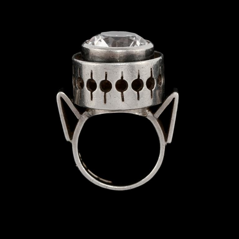 RING, sterlingsilver och fasettslipad bergkristall, Thore Eldh, Göteborg, 1976. Vikt 17 g.
