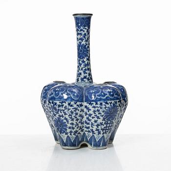 A blue and white tulip vase, Qing dynasty, circa 1900.