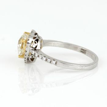RING, tvåfärgat guld med hjärtslipad diamant, ca 1,28 ct och små briljantslipade diamanter. Vikt ca 3,30 g.