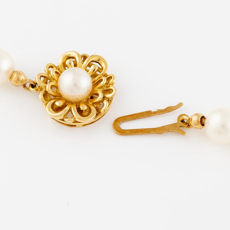 Pearl necklace, graduated cultured pearls with clasp in 18K gold.