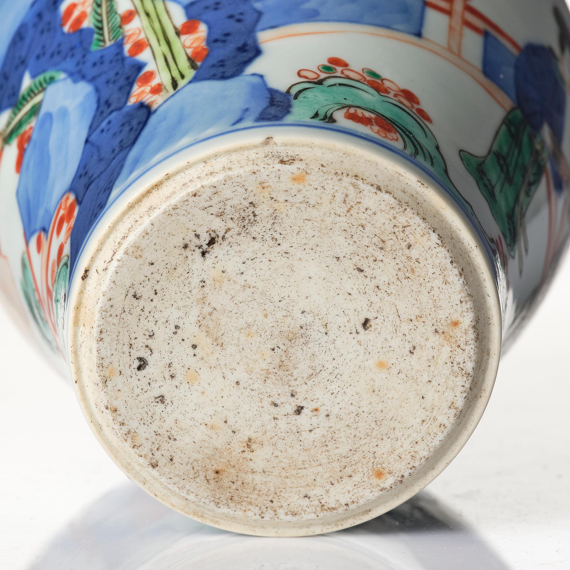 A wucai Transitional style vase, Qing dynasty, 19th century.