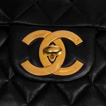 VÄSKA, "Timeless Classic Maxi Flap", Chanel.