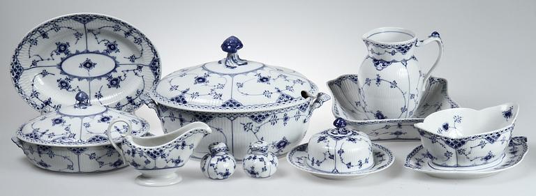 SERVISDELAR, 38 st, "Musselmalet", porslin, Kongl Dansk.