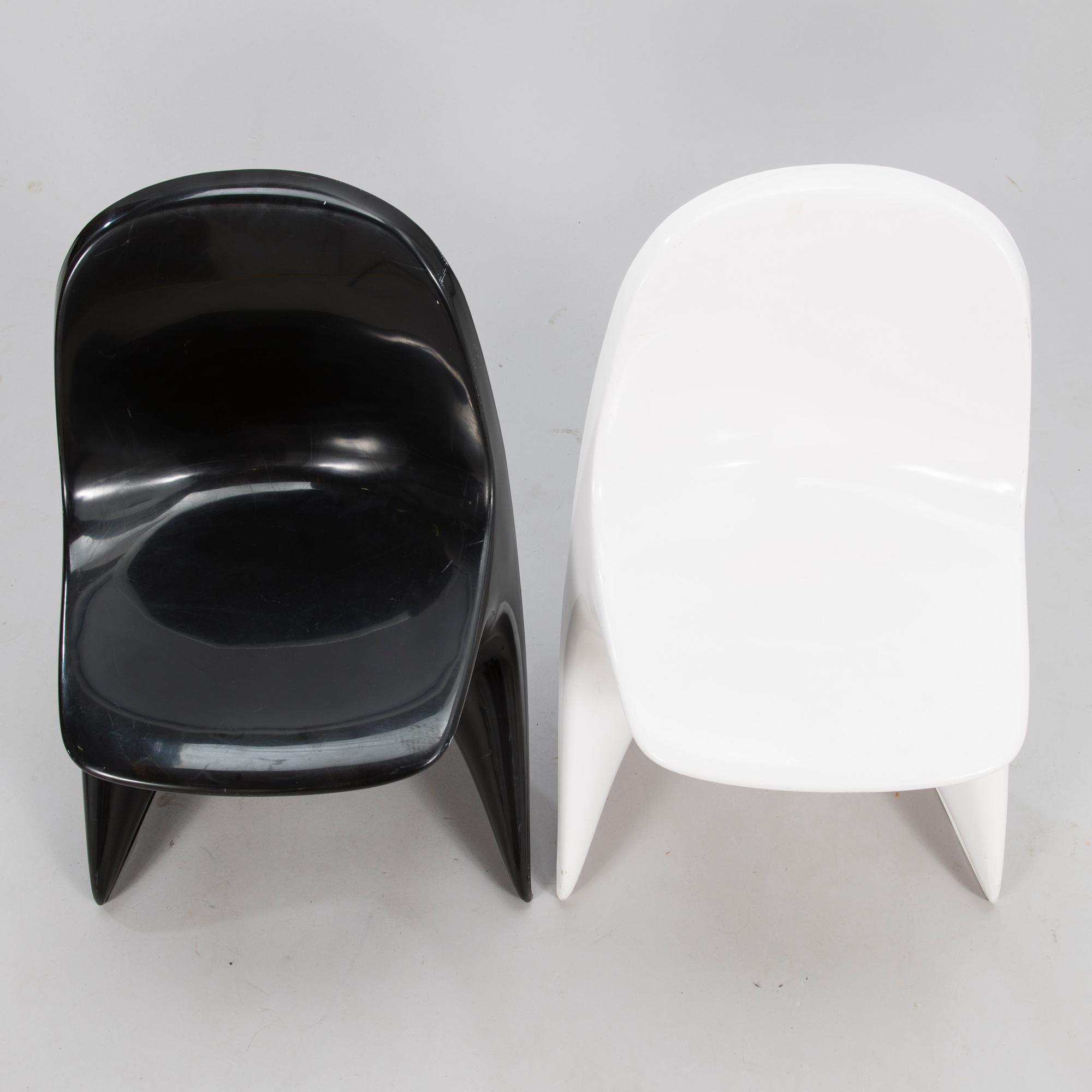 A pair of children's chairs, plastic, 'Casalino', design Alexander Begge for Casala, Germany. Late 20th century.