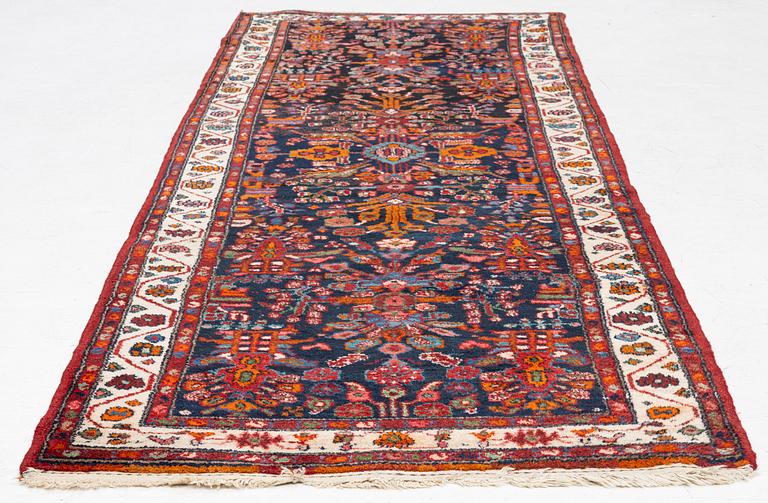 A semi-antique Hamadan runners carpet, 290 x 100 cm.