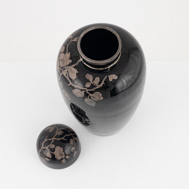 A Japanese urn with cover, 19th century.