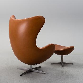 An 'Ägget' easy chair with stool by Arne Jacobsen, Fritz Hansen.