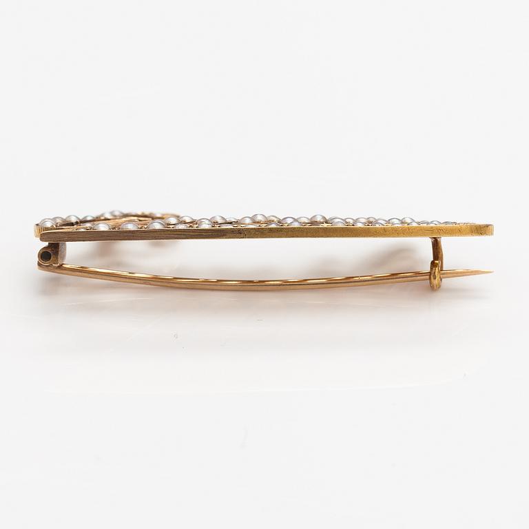 An 18K gold 'Emilie' brooch with pearls.