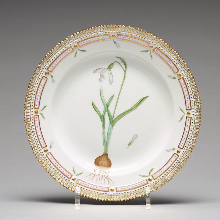 TALLRIKAR, 12 stycken, porslin. "Flora Danica", Royal Copenhagen, Danmark, 1900-tal.