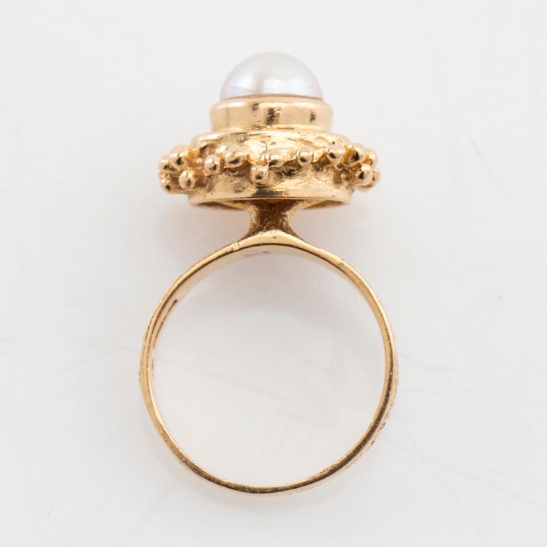 Ring 18K gold with a cultured pearl, G. Dahlgren & Co Malmö 1970.