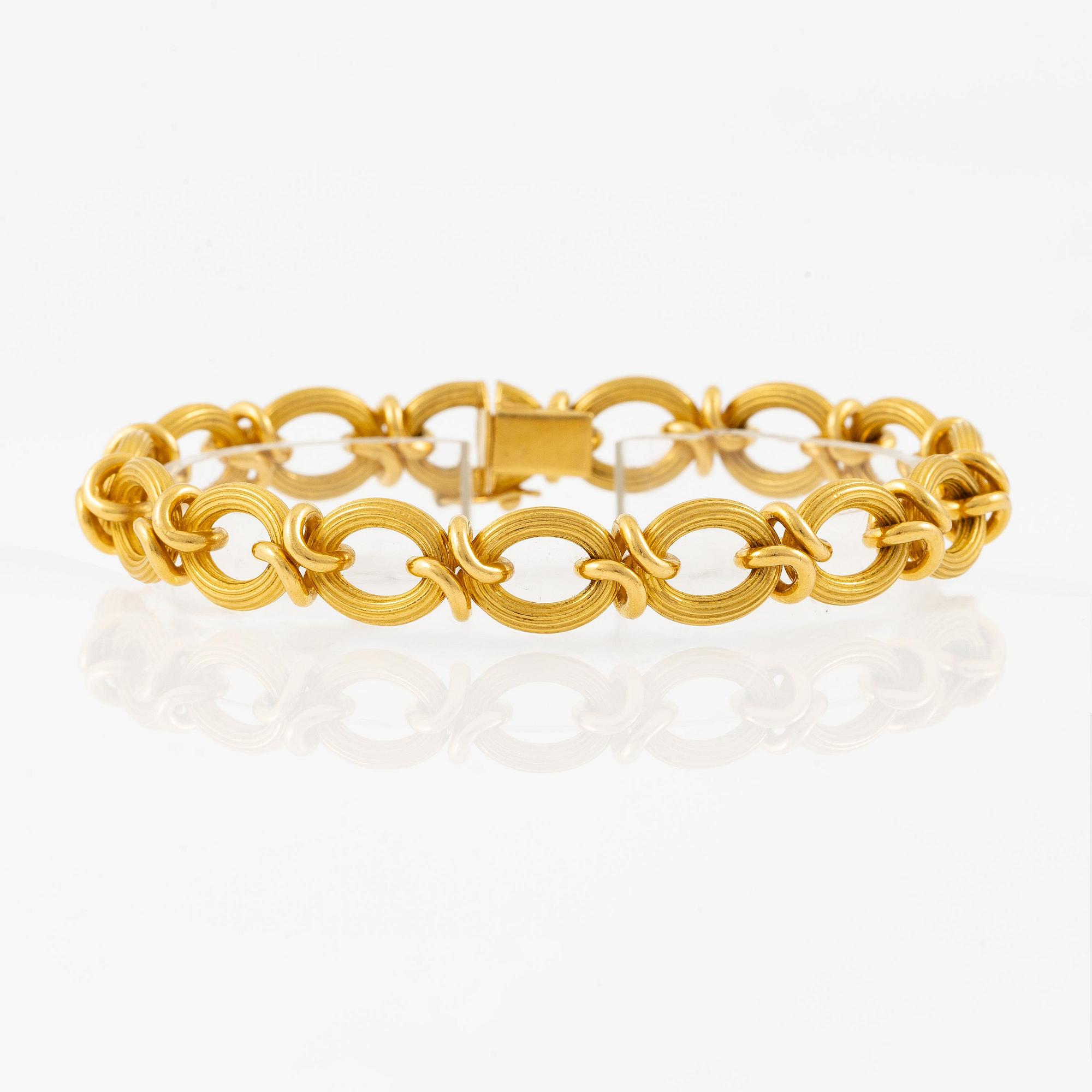 A bracelet in 18K gold.