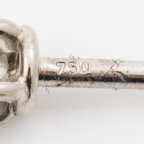 Örhängen, ett par, 18K vitguld med hjärtslipade diamanter, medföljande GIA dossier.