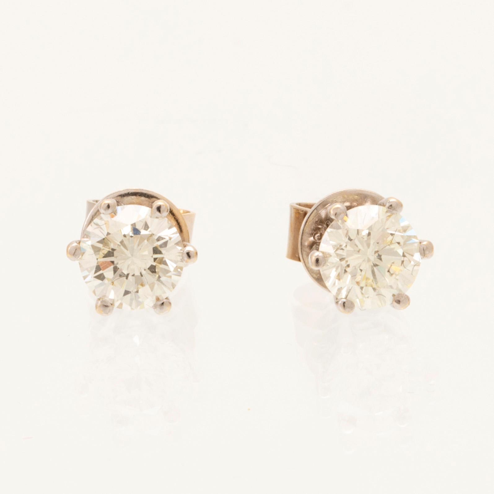 Örhängen vitguld 18K och briljantslipade diamanter.