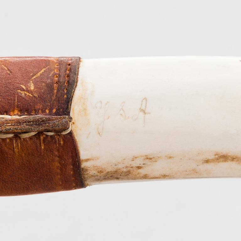 4 puukkoa, signeerattuja, saamenkäsityö / duodji, 1900-luku.